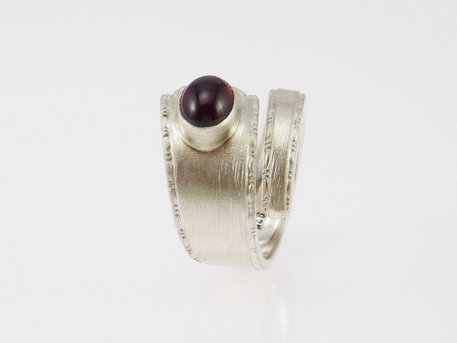 Ringe: Offener Silberring mattiert mit ovalem Granat – Neu und originalverpackt aus Meilen von Byrd-bijoux