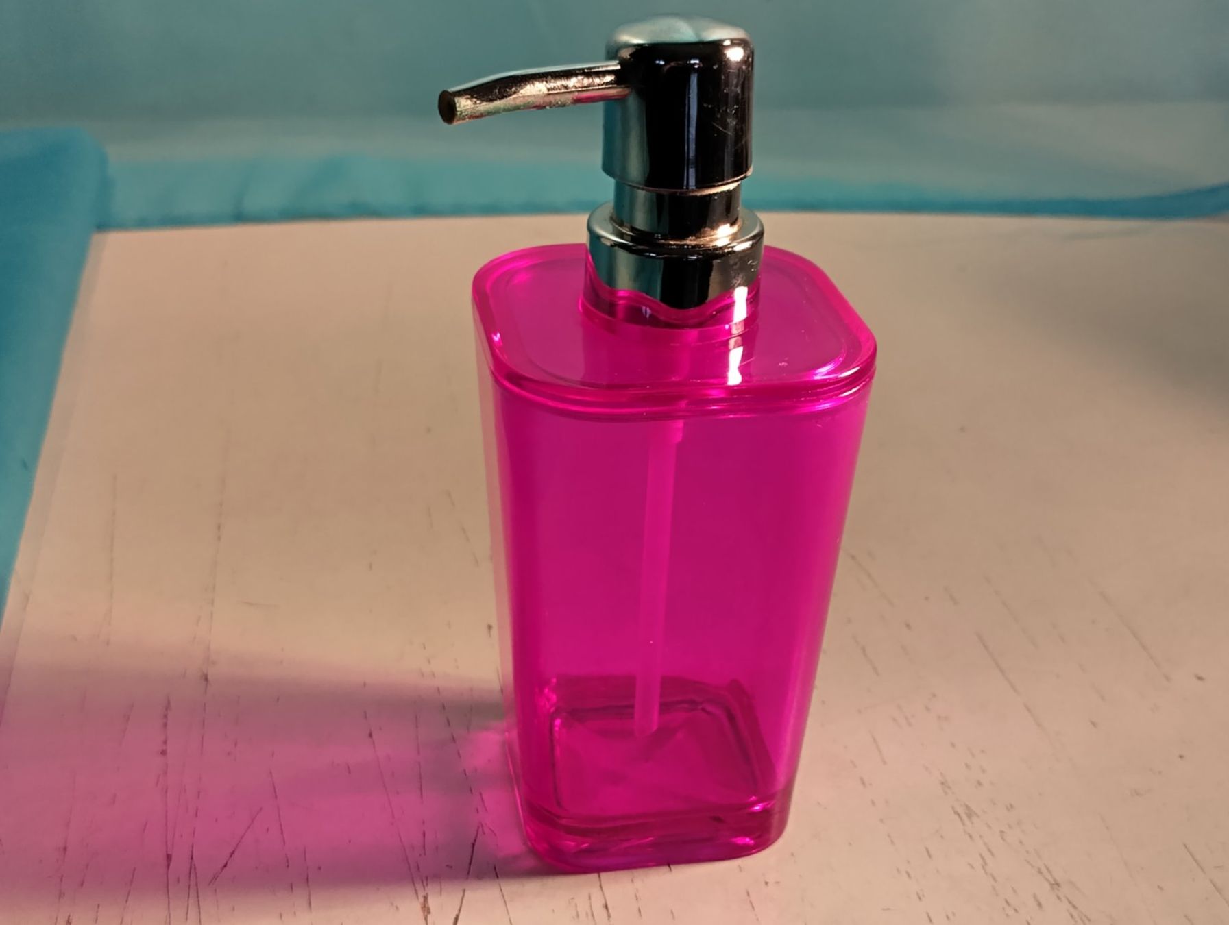 Seifenschalen: Seifenspender pink, Kunststoff – Gebraucht aus Bellach von JingleCherry