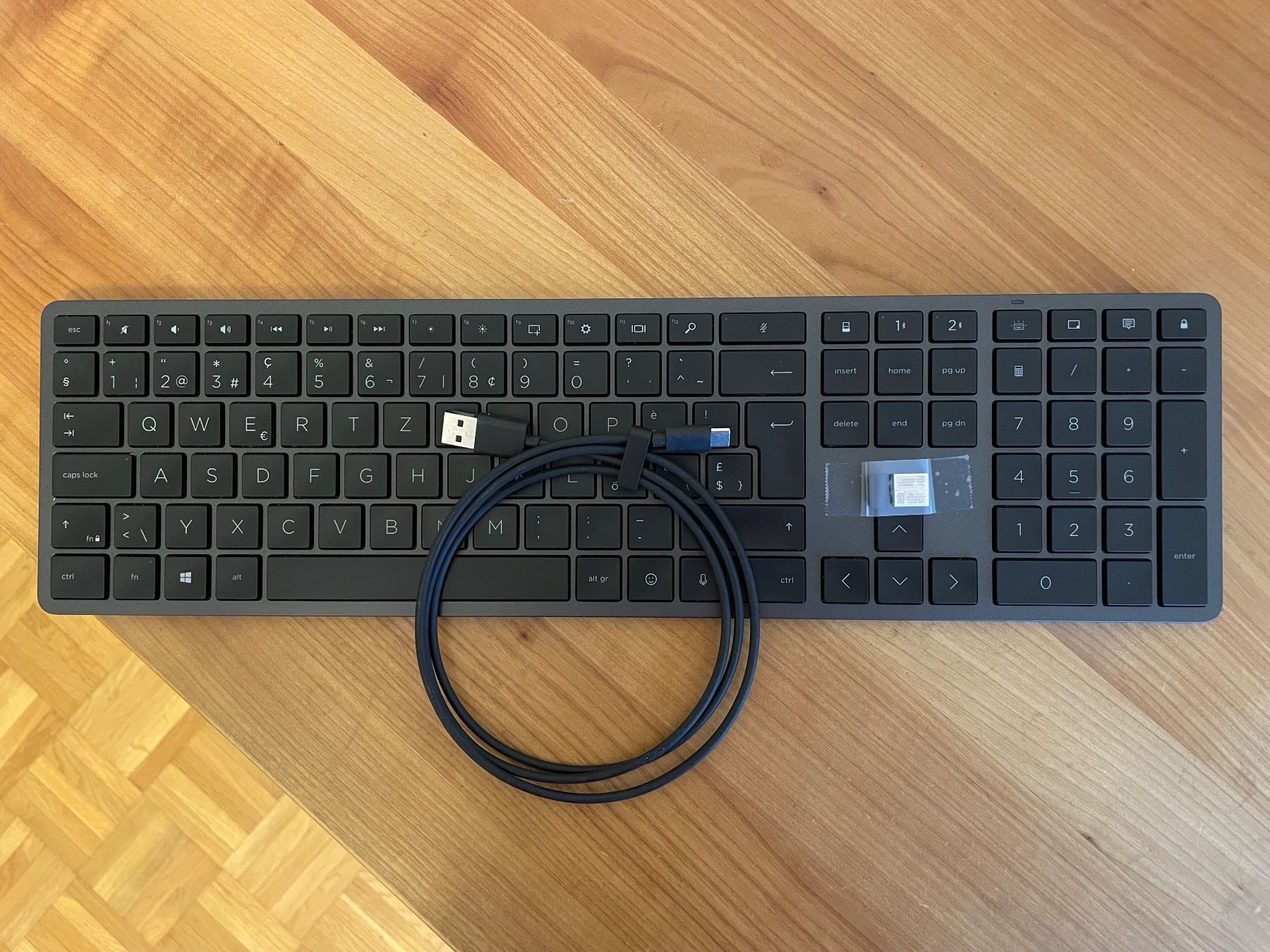 Hewlett Packard Claviers: HP 975 Dual-Mode Wireless Keyboard – D'occasion à Freienbach par smart8807