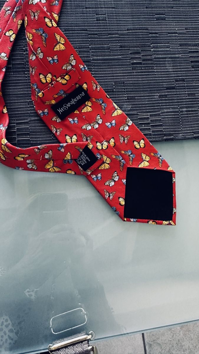 Saint Laurent Cravatte: YSL Kravatte Seide Rot mit Schmetterlinge – Nuovo (secondo la descrizione) da Watt venduto da Beautiful 1