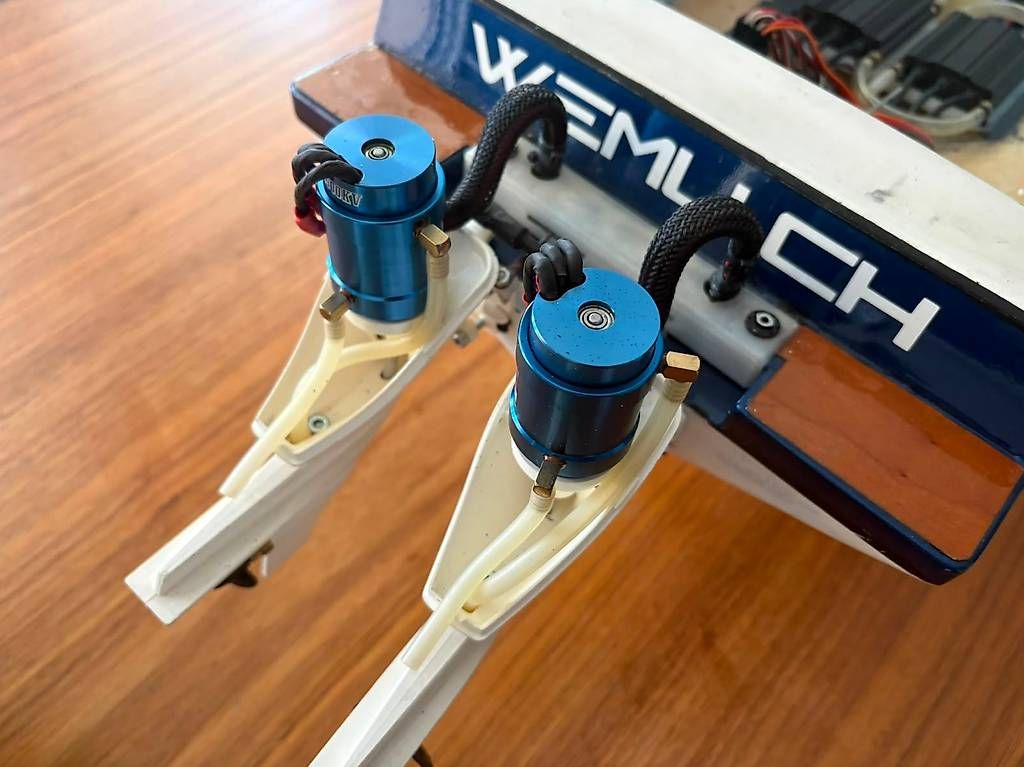 Modellismo RC: Einzigartiges Center-Console RC Boot mit Twin Aussenborder – Usato da Oetwil an der Limmat venduto da Dudel 3