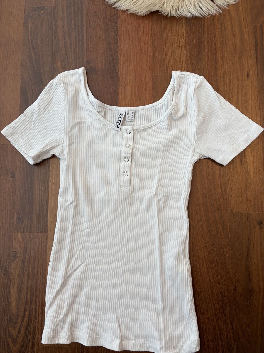 T-shirt: Basic Tshirt  – Usato da Henau venduto da martina_1998 3