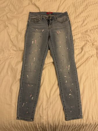 Guess Jeans mit Farbspritzern, hellblau