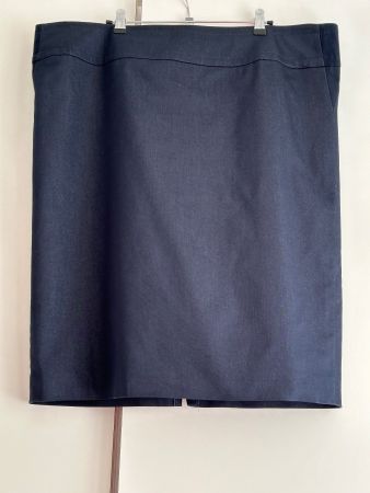 Neuwertiger hochwertig verarbeiteter blauer Rock, 60% Baumw.
