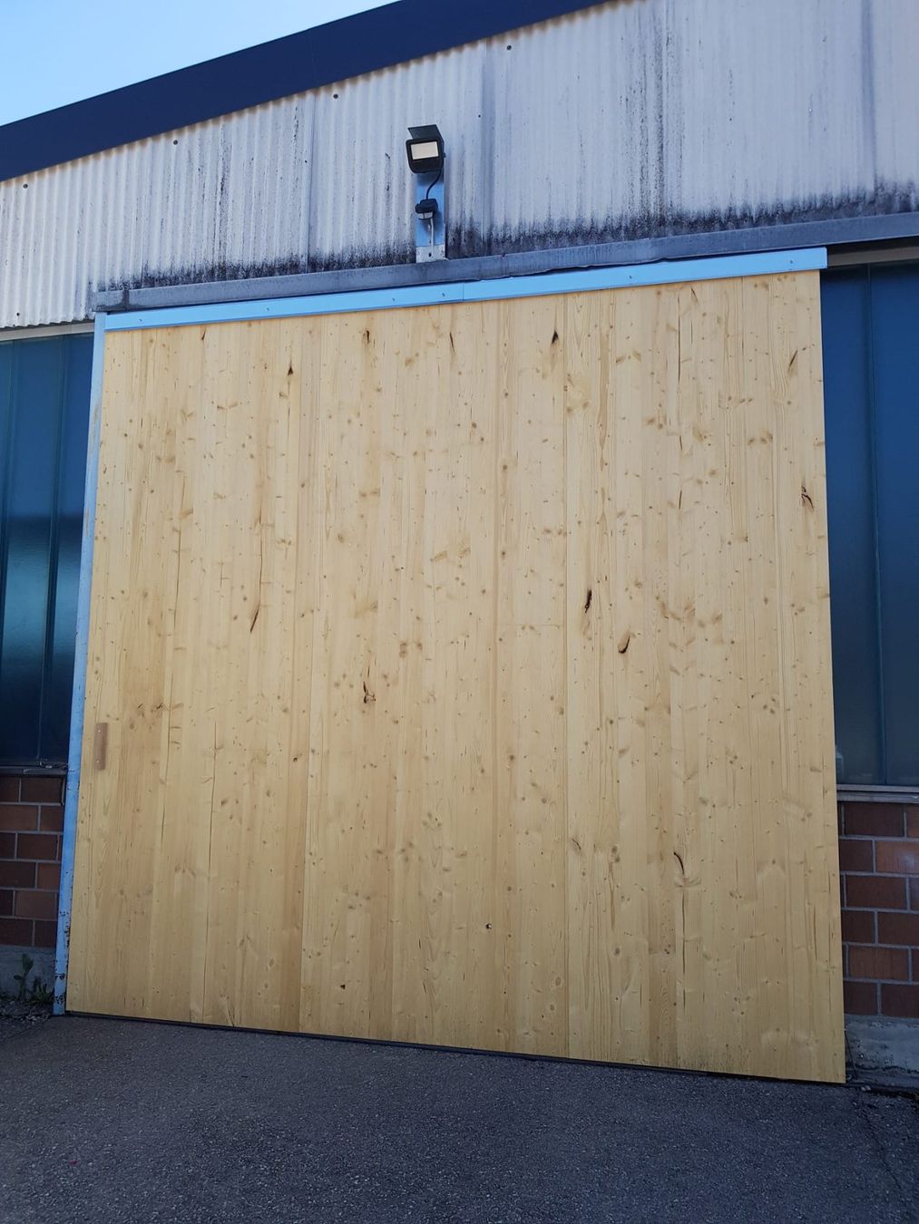 Porte: Holztor mit Rollen Höhe 3.8 Meter / Breite 3.66 Meter – Usato da Zug venduto da Qayqay0