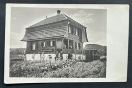 Ländliches Haus mit Famile und Umschwung/Frühling 1924