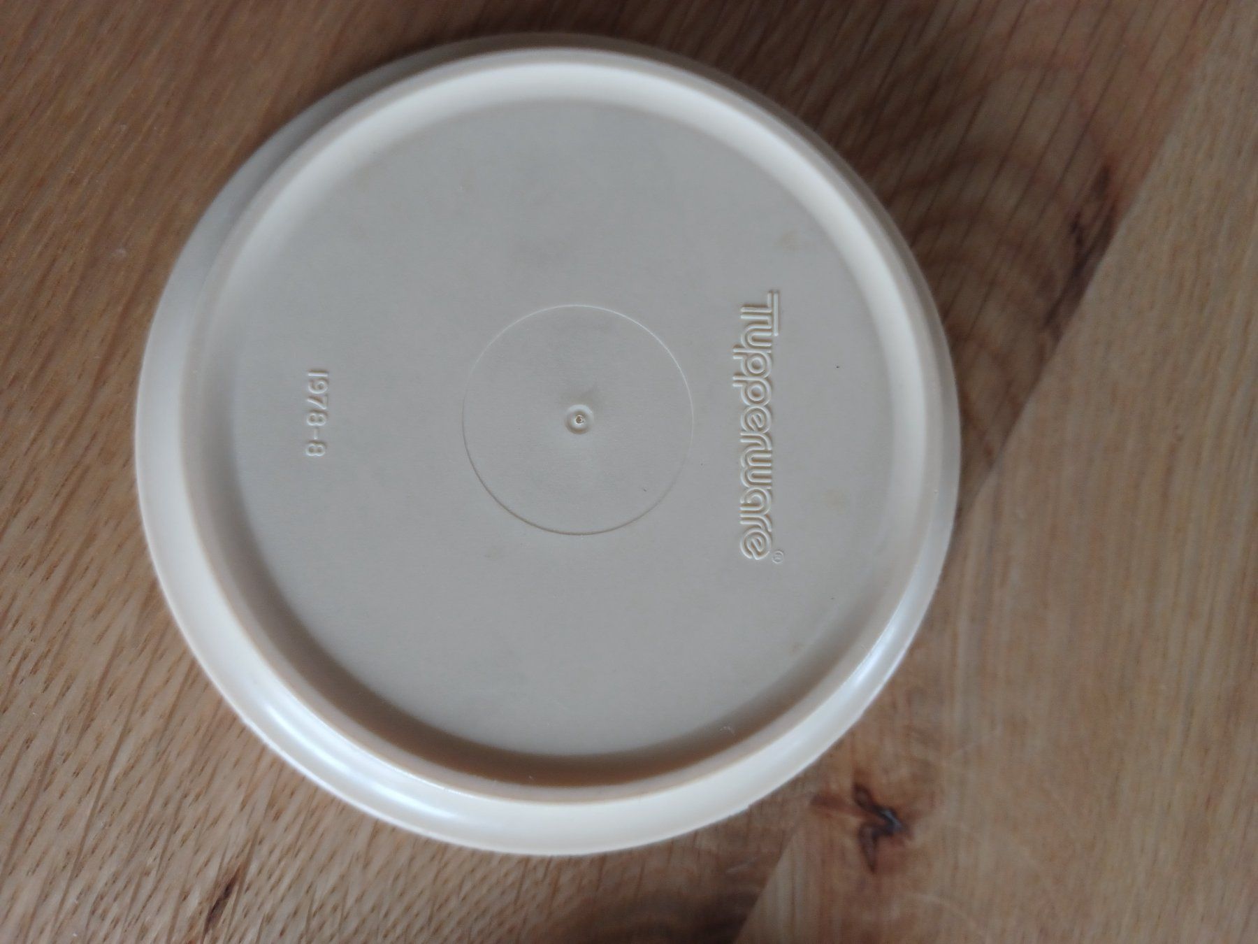 Tupperware Contenitori & Simili: Tupperdeckel Beige Nr. 1978 – Usato da Seewen SZ venduto da Herakles5