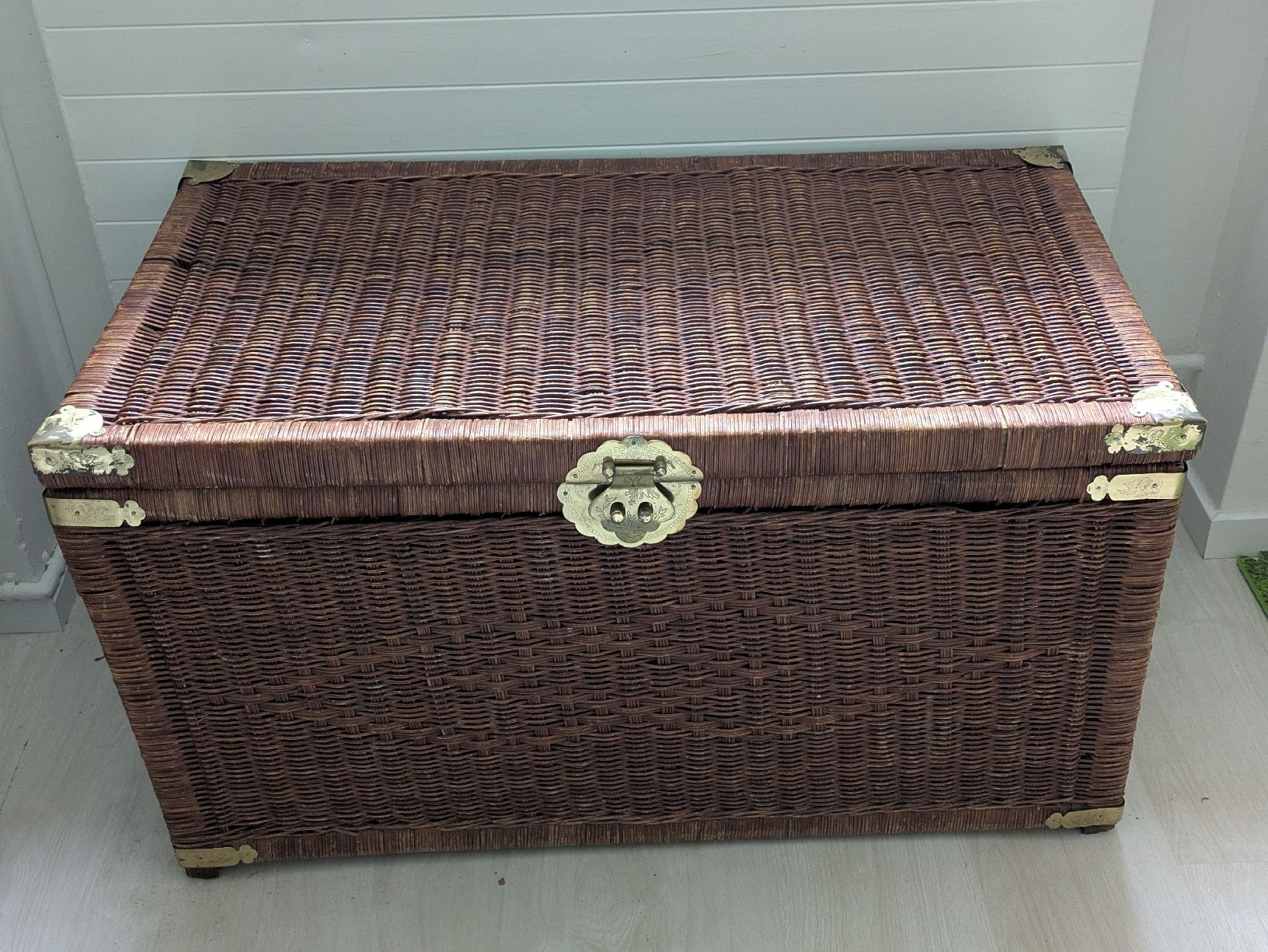 Cassapanche: Rattan Chest with Brass Details – Usato da Adliswil venduto da aborzych