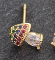 clous d’oreilles plaqués or jaune 0,7 X 0,8 rubis/emeraude