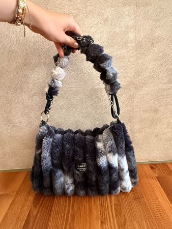 Handtasche Liah Ai Kunstfell grau schwarz