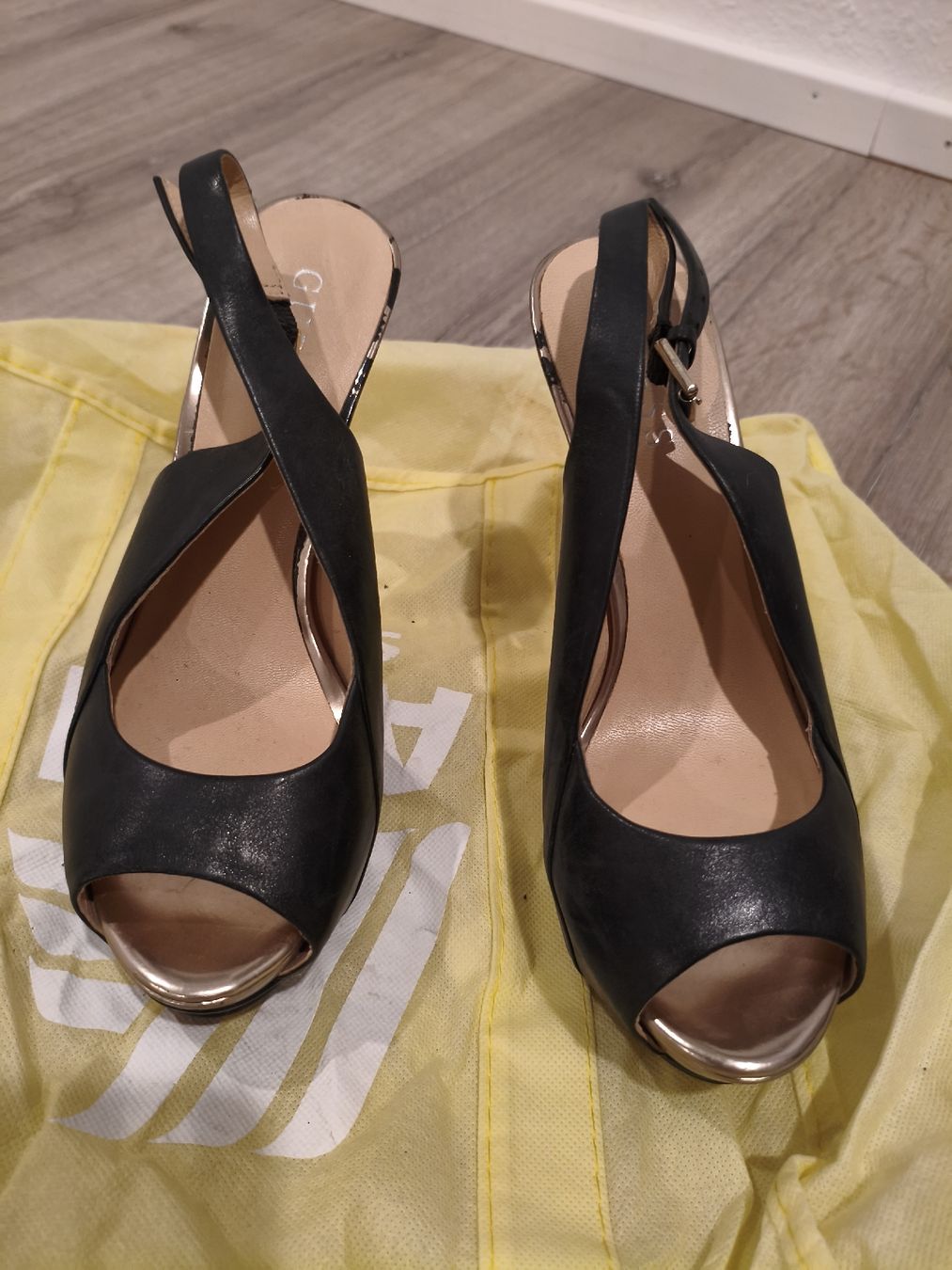 Guess Scarpe da donna: Scarpe Guess 37 – Usato da Bioggio venduto da OresteIronix 3