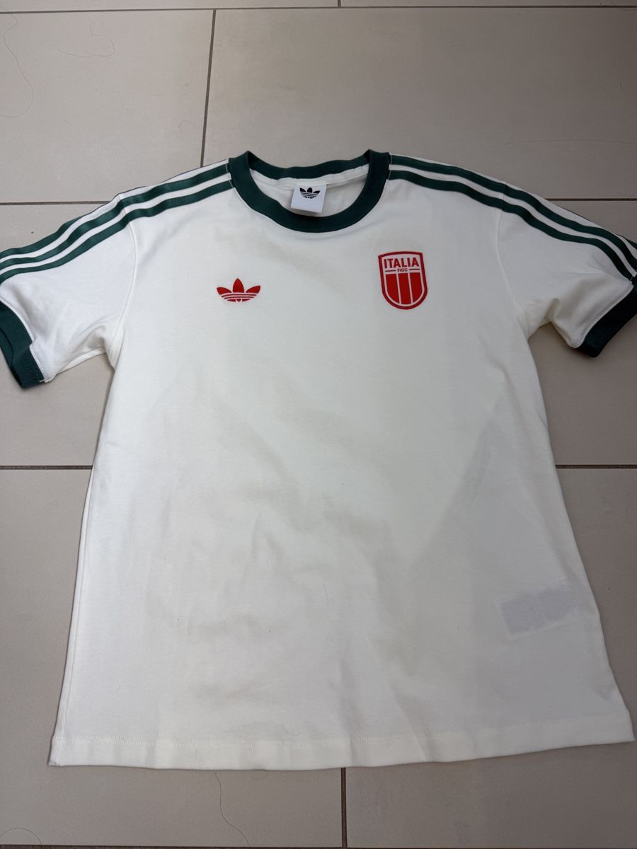 Adidas T-shirt: Adidas T Shirt  – Nuovo e nell'imballaggio originale da Neerach venduto da the_modern_mini