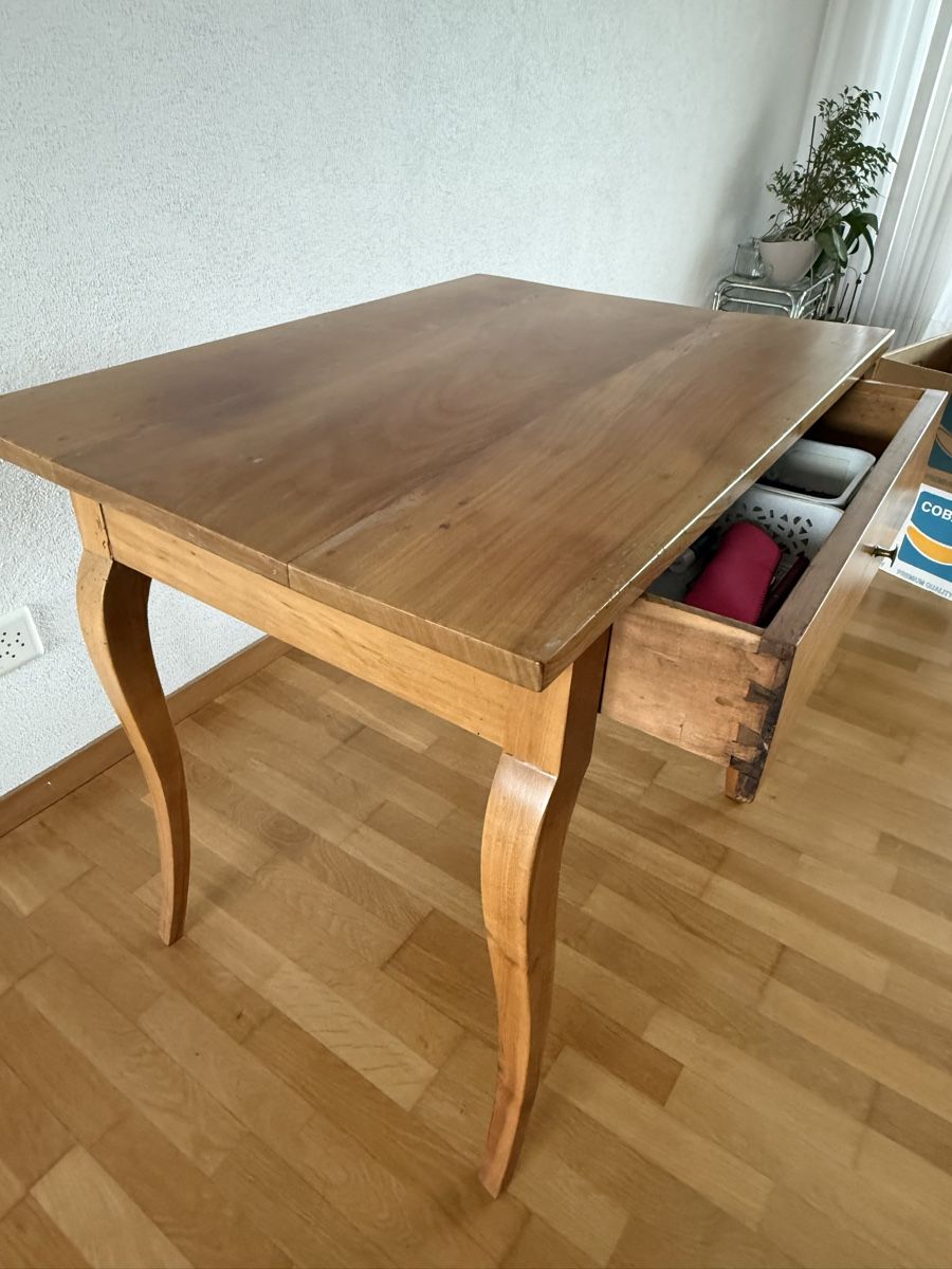 Tische: Alter Tisch mit Schublade. – Gebraucht aus Balterswil von tadagmarsan 1
