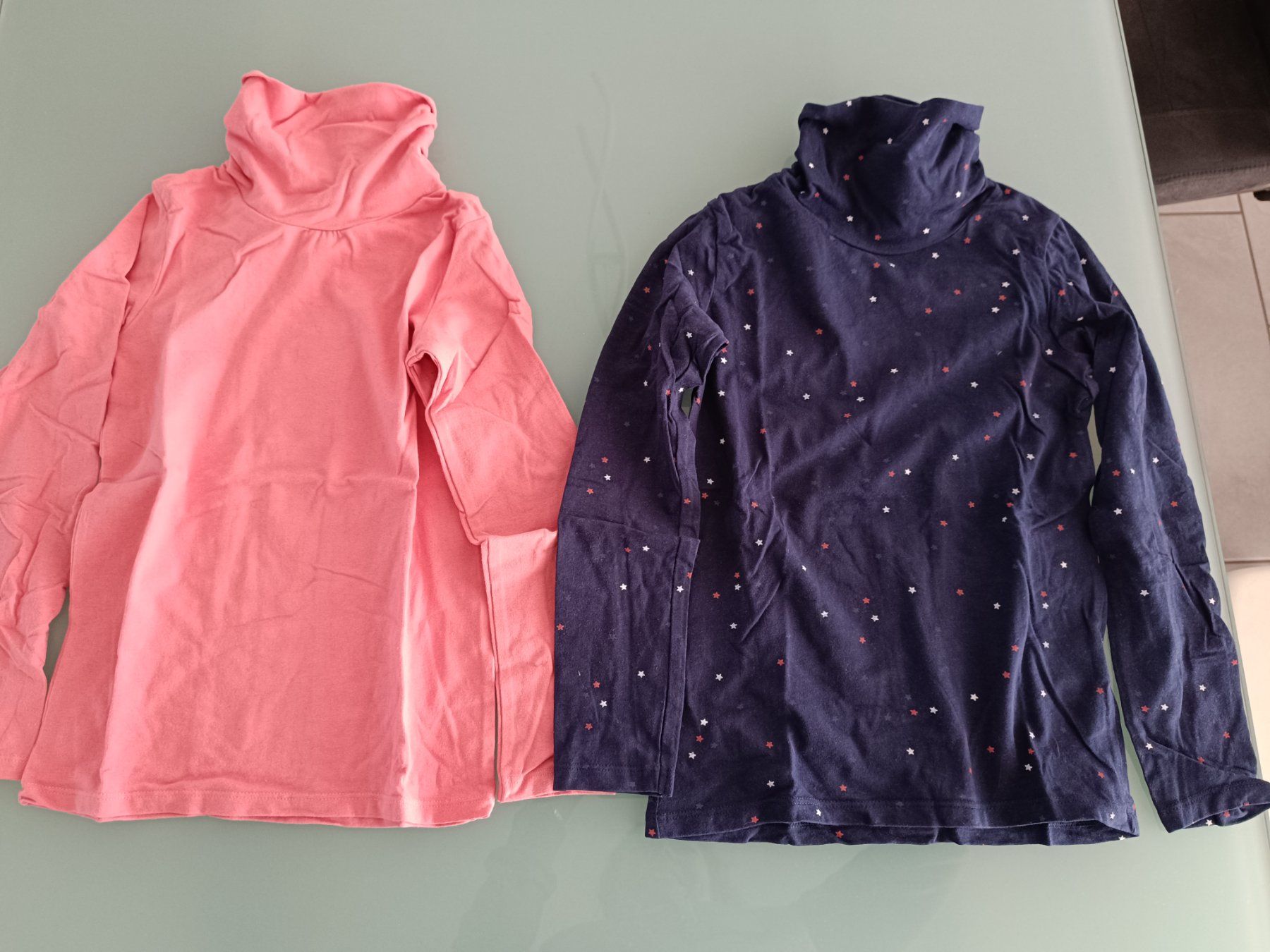 Lotti & Set di vestiti: 2 neue Rollkragenshirts 128 (roda + dunkel mit Sternchen)) – Nuovo (secondo la descrizione) da Wohlen AG venduto da Fabe3