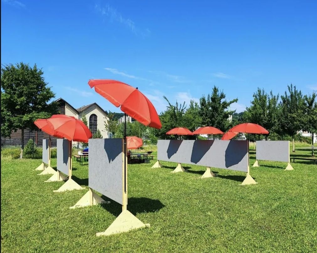 Ombrelloni: Sonnenschirm rot, einmal benutzt, vom Landi – Nuovo (secondo la descrizione) da Winterthur venduto da leovale 1
