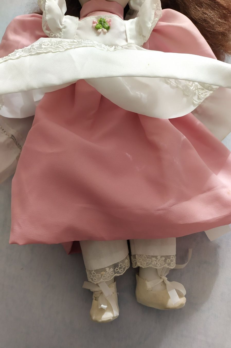 Bambole: Poupée en porcelaine avec belle robe – Usato da Chezard St-Martin venduto da Clocovale 2