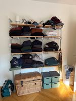 Garderobe oder Kleiderschrank aus Metallstangen
