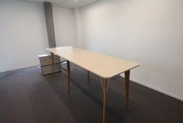 Bene Timba Stehtisch, Weiss, Beine Eiche, 280 × 90 cm