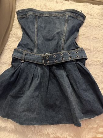 Jeanskleid Bershka trägerlos mit Gürtel Grösse S neu