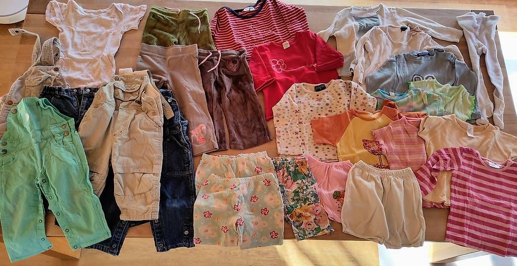 Lotti & Set di vestiti: Mädchenkleider Grösse 80 – Usato da Igis venduto da Ricema