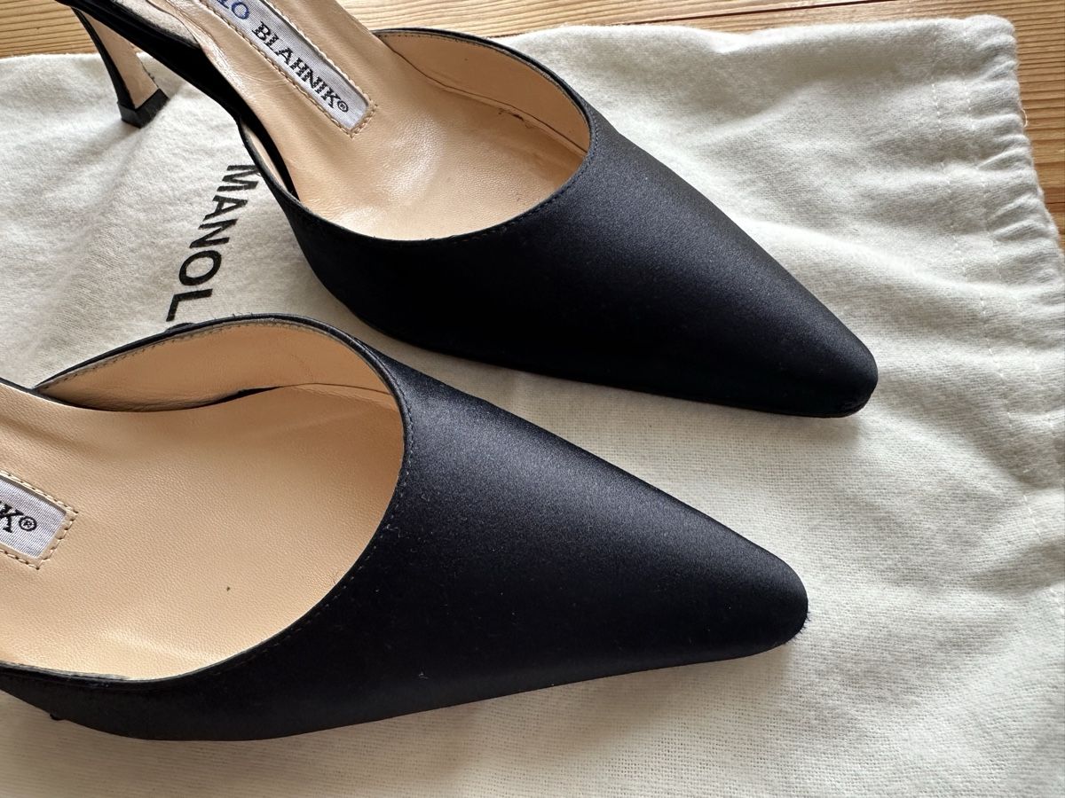 Scarpe da donna: MANOLO BLAHNIK Pumps Seide schwarz 35 – Usato da Gersau venduto da Sidharta7