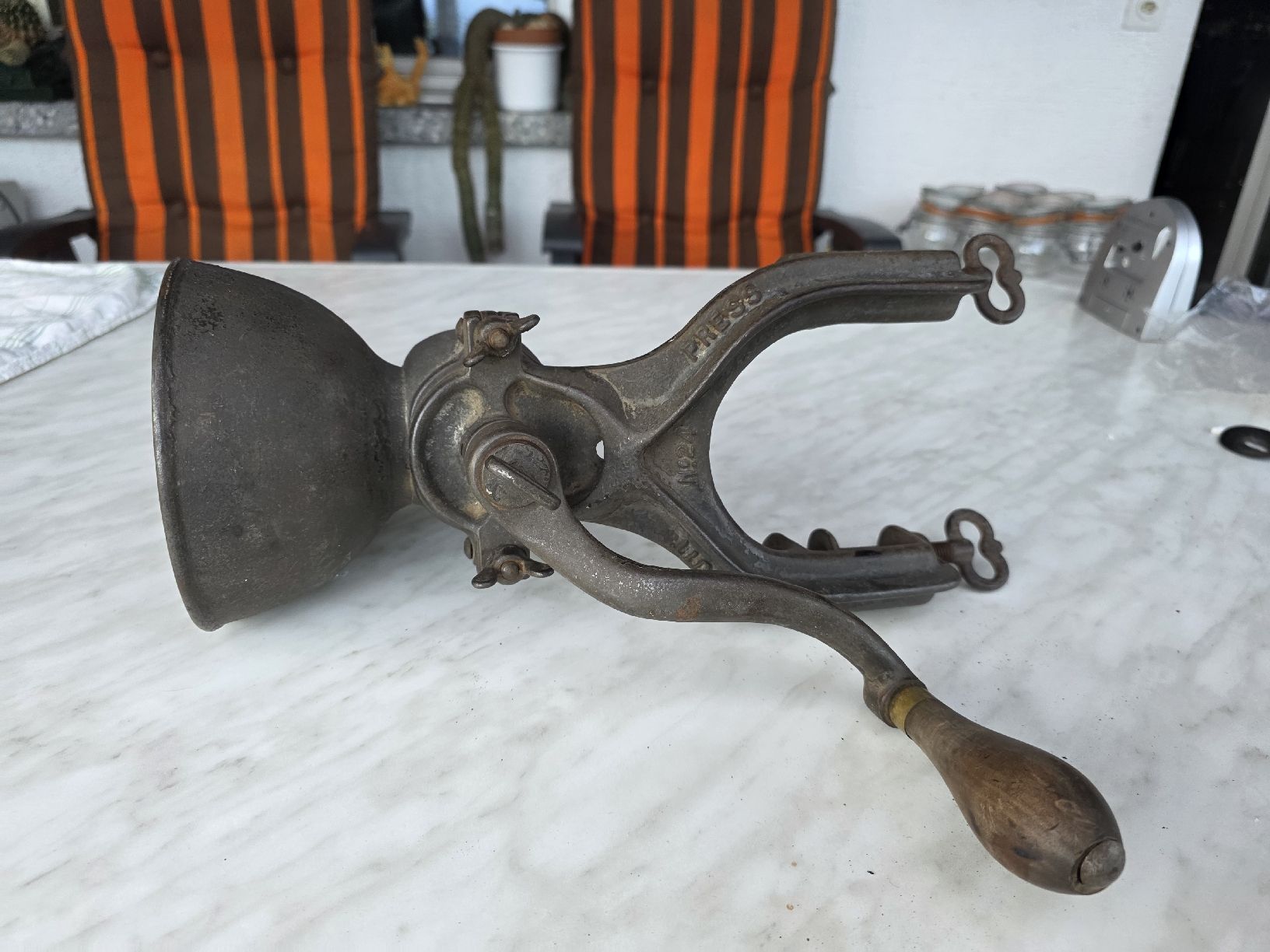 Elettrodomestici da cucina: Antique Hand Crank Fruit Press Metal Rustic Decor – Usato da Hinwil venduto da Ehretstock8 1