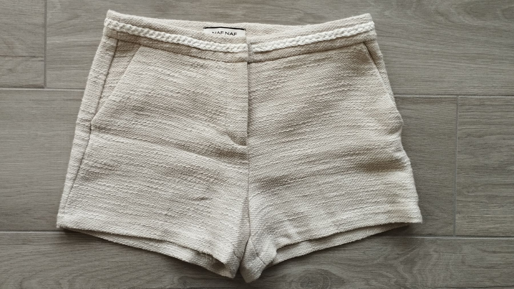 Nafnaf Pantaloni: Short Naf Naf taille 36, couleur écrue – Nuovo (secondo la descrizione) da Belmont-sur-Yverdon venduto da Dani-Lynne