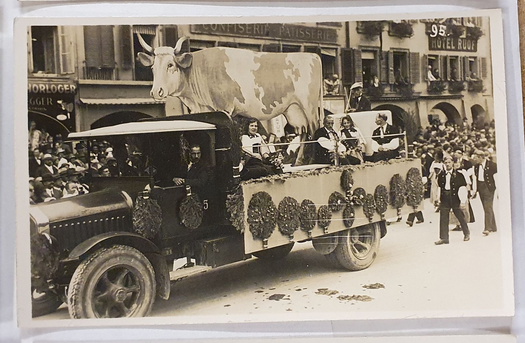 Cartoline postali: Bern - 8 alte Ansichtskarten Umzug Trachten – Usato da Kreuzlingen venduto da Rschweiz1 5