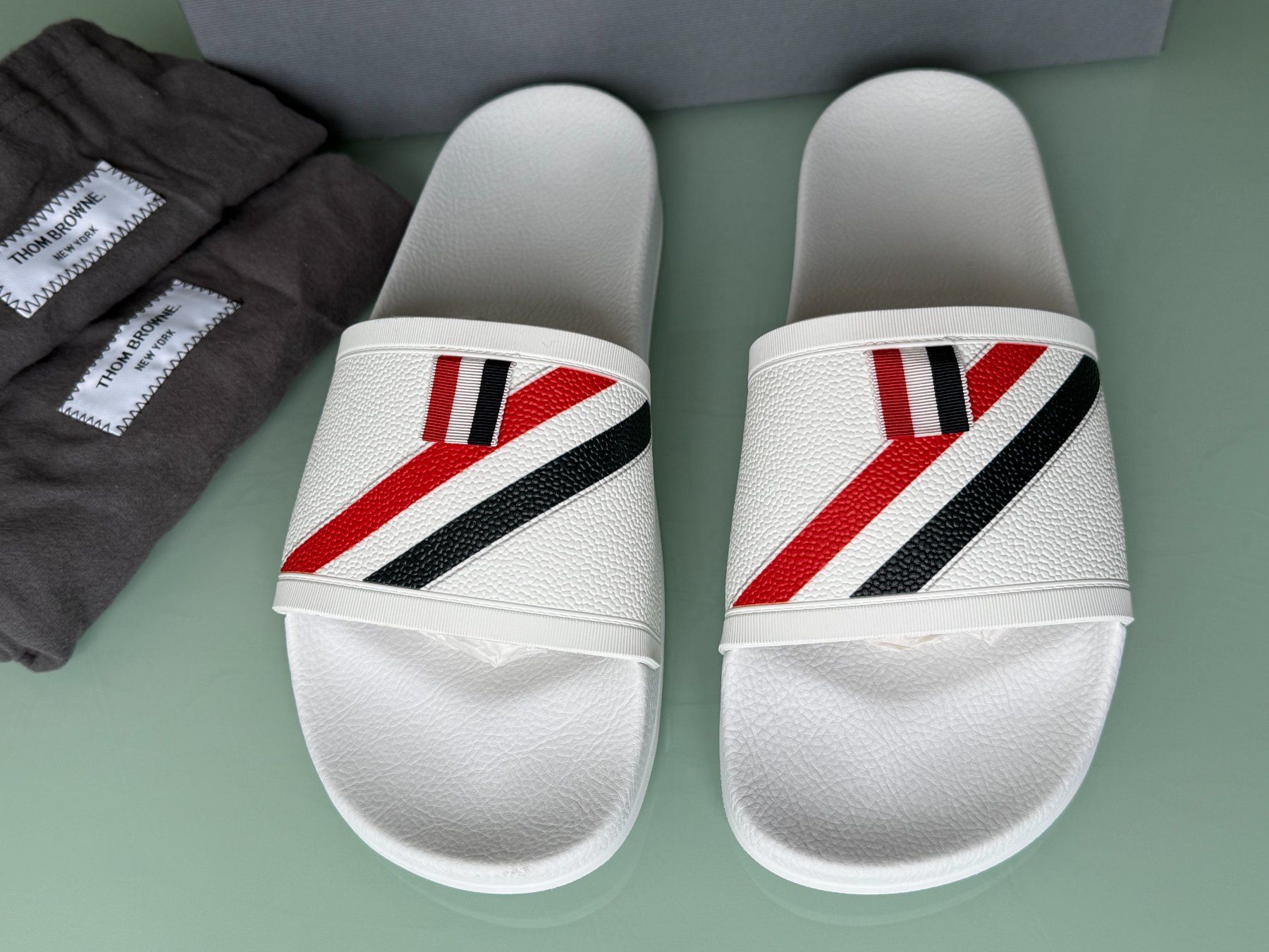 Herrenschuhe: THOM BROWNE Diagonal Stripe Rubber Slide Sandals 42 NEU – Neu (gemäss Beschreibung) aus Kreuzlingen von kruezbiz 2