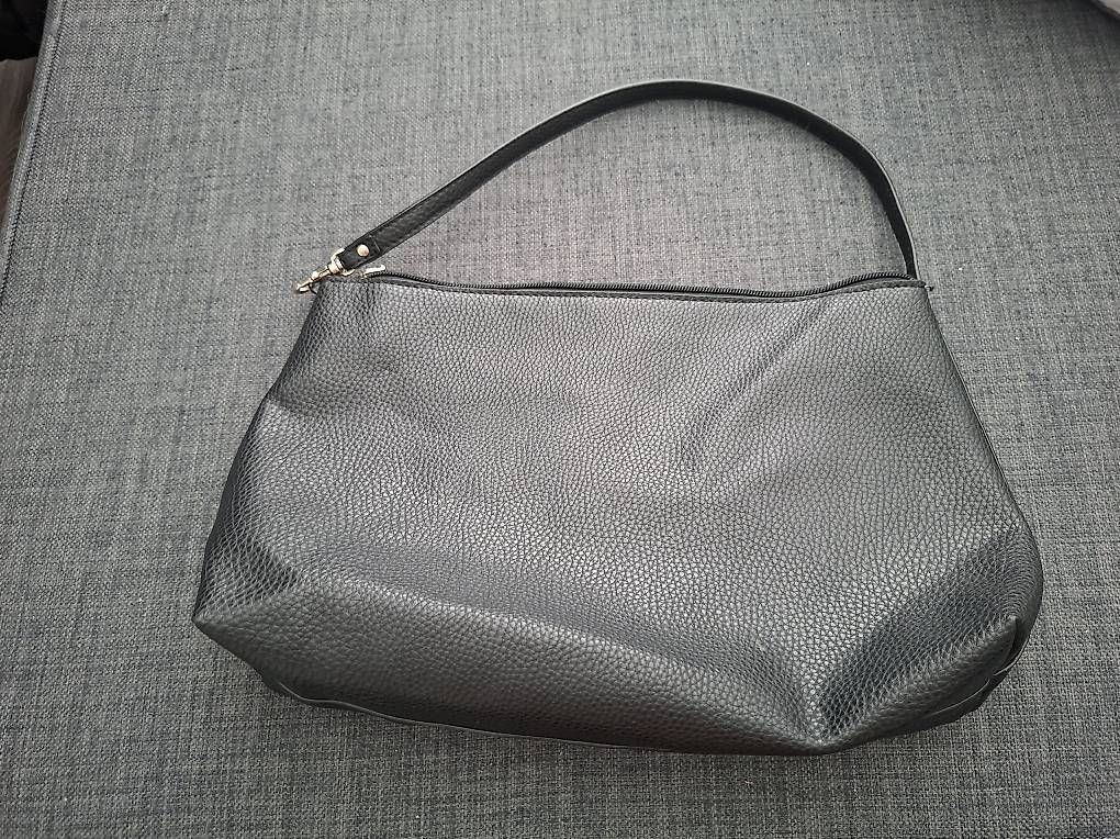 Taschen für Damen: Guess Tasche Schwarz – Gebraucht aus Wilderswil von syr_gb6w 1