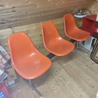 3er Bank mit Eames Side Chair