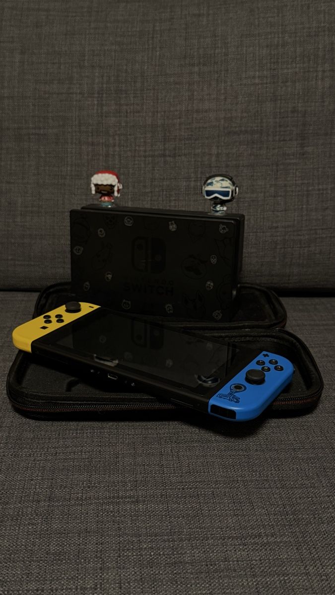 Nintendo Konsolen: Nintendo Switch Fortnite Edition mit Zubehör – Gebraucht aus Baar von len_ndf7 3