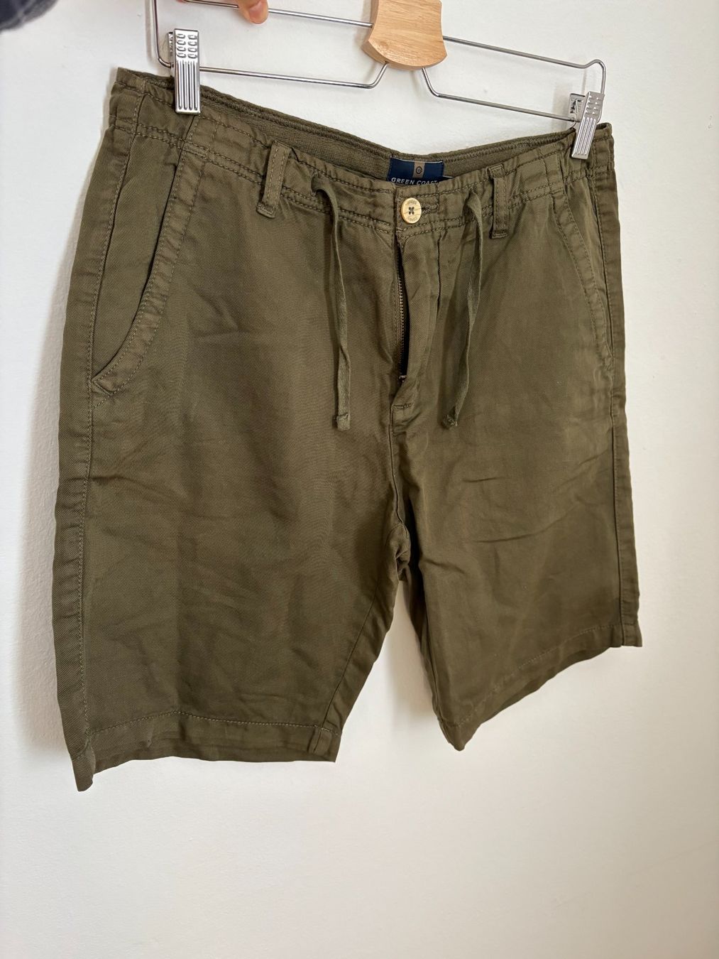 Pantaloni: Shorts estivi da uomo, verde militare – Usato da Bellinzona venduto da dan_m8pc