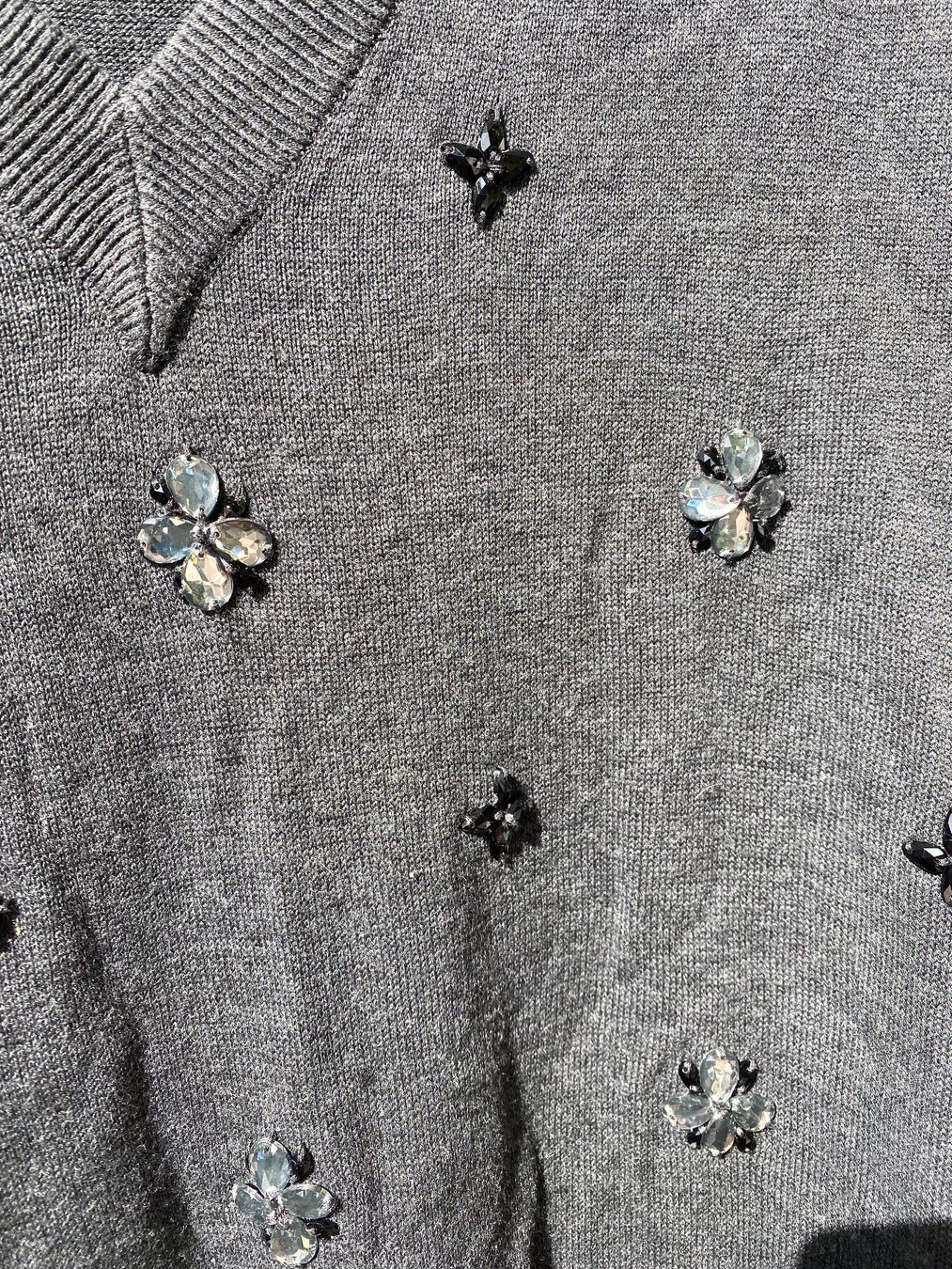 Maglioni & Felpe: Pull en maille gris avec ornements taille M bon état – Usato da Genève venduto da lejardindesvetements 1