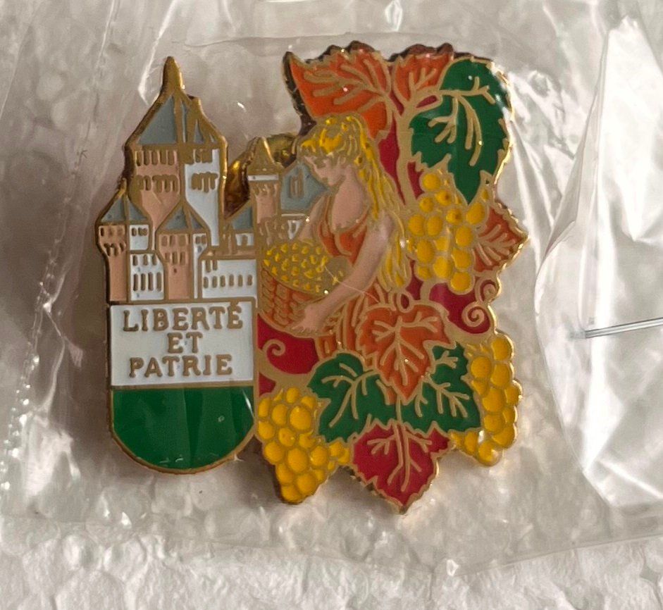 Placchette & Badge: Pin Simone Erni Kantonswappen Vaud – Usato da Obernau venduto da Wgnom