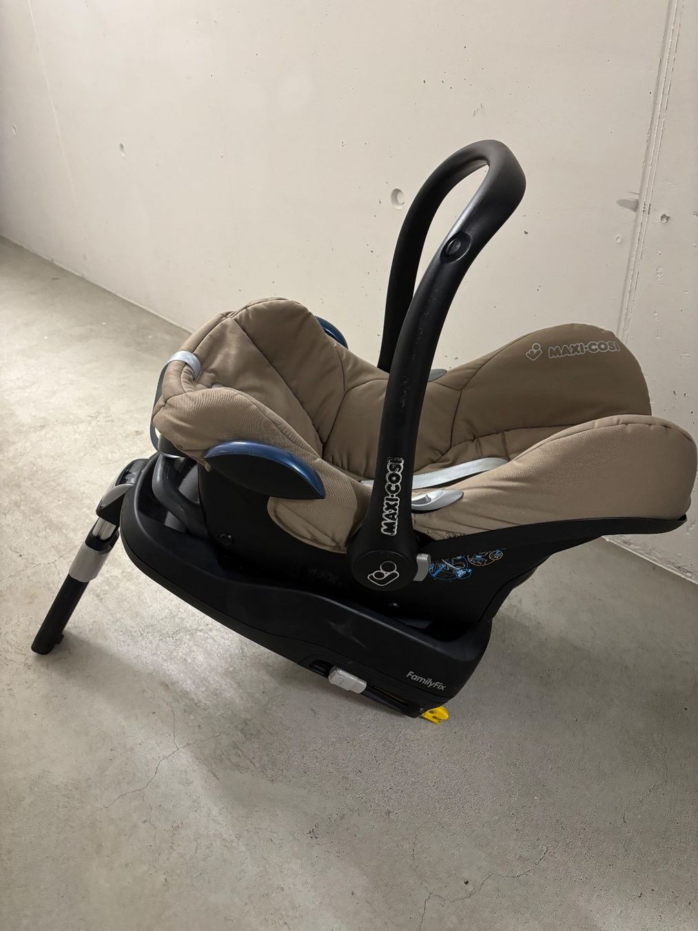 Carrozzine: Maxicosi mit Einbausystem Isofix, Teutonia Adapter – Usato da Uster venduto da maguro 3