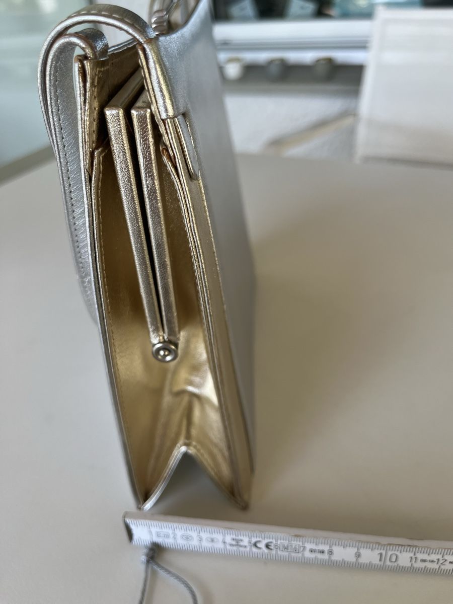 Borse da donna: Elegante silberfarbene Handtasche – Usato da Adetswil venduto da dp9 1