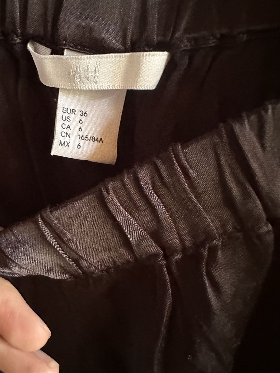 H&M Chemisiers: Bluse schwarz Satin H&M Gr. 36 – D'occasion à Münsingen par Secondhand89 1