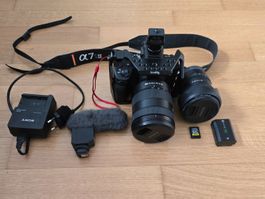 Sony A7S III avec deux objectifs et une carte CF express A