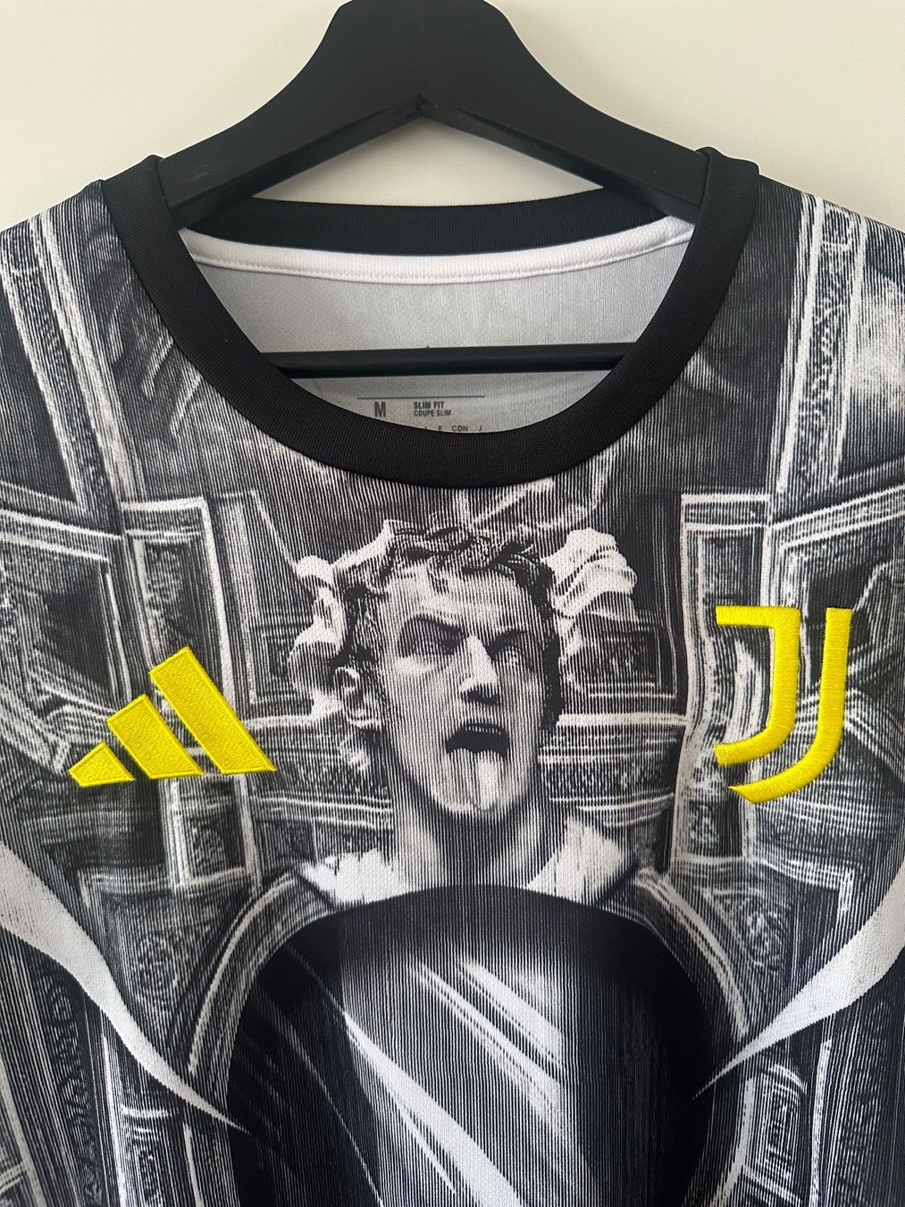 Adidas Maillots de corps & Pantalons: Juventus Adp Prematch Jersey 2025/26 - Size M – Neuf (Voir description) à Clarens par luc_pz7b 1