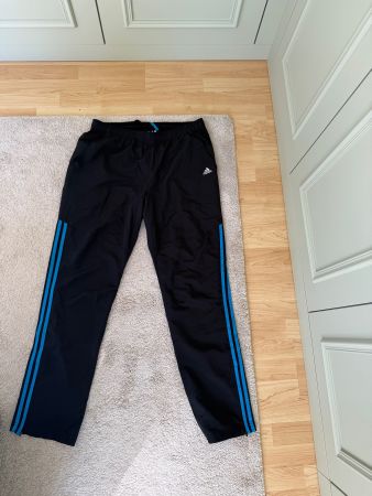 Adidas Trainerhose schwarz mit blauen Streifen Gr. L