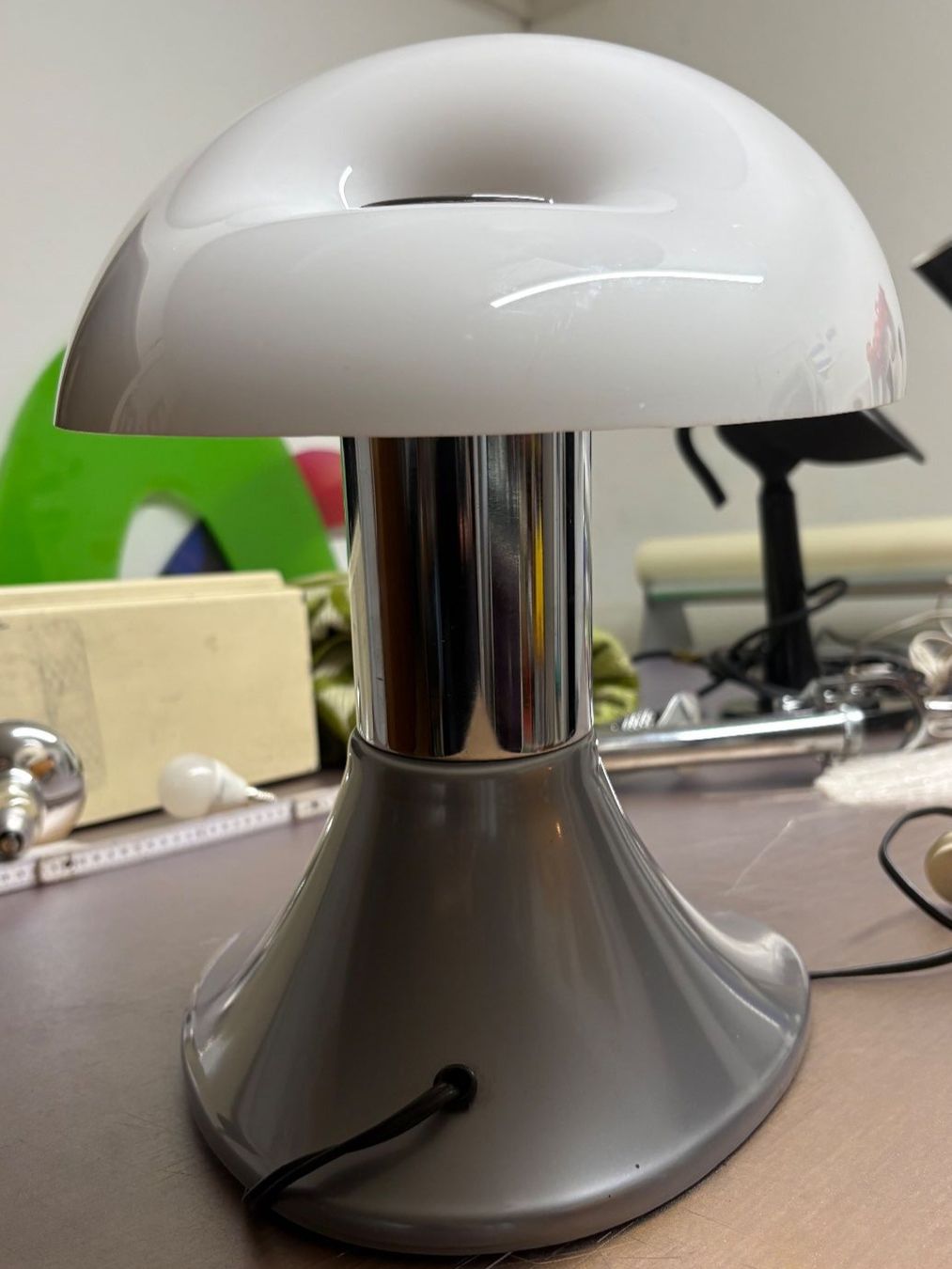 Guzzini Lampade: Vintage Pilzlampe/Tischlampe Space Age – Usato da Regensdorf venduto da Nessi1974 1