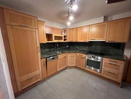 Küche komplett mit Geräten und Natursteinabdeckung