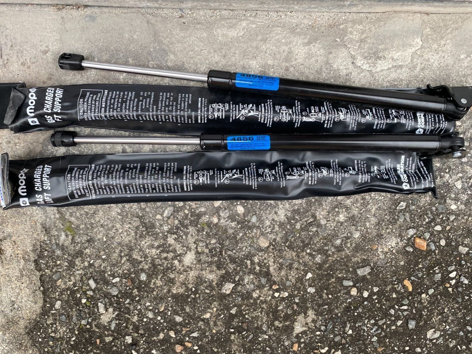 Mopar Tutti pezzi di ricambio auto: Mopar Stoßdämpfer der Heckklappe‪ – Nuovo (secondo la descrizione) da Minusio venduto da demi0110 2
