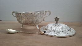 Silberne Zuckerdose mit Löffel