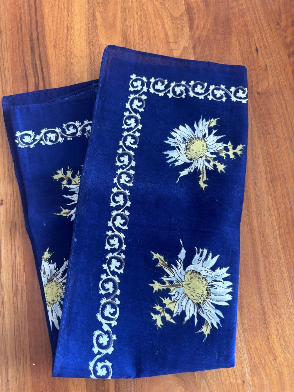 Foulards, Tücher & Schals: Glarnertüechli mit Silberdisteln blau – Neu (gemäss Beschreibung) aus Balsthal von Uroby