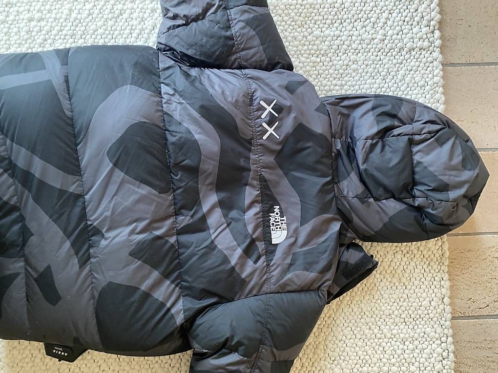 Vestes: The North Face x Kaws Parka, M – D'occasion à Orselina par stefaniamenz 3