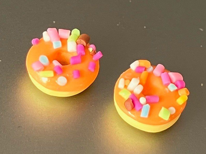 2 bunte Donuts (orange) für Puppenstuben. Handarbeit. | Kaufen auf Ricardo