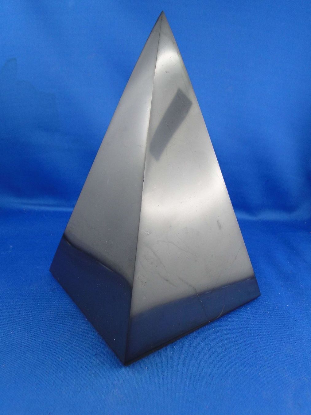 Mineralien & Heilsteine: Shungit-Pyramide 10cmx10cm poliert – Gebraucht aus Schinznach Bad von Demerald 1