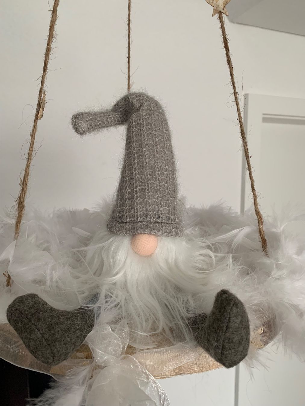 Tutte le decorazioni: Zauberhafte Weihnachtsdekoration/Hängeschaukel mit Wichtel – Nuovo e nell'imballaggio originale da Diepoldsau venduto da Luxusdeko 1
